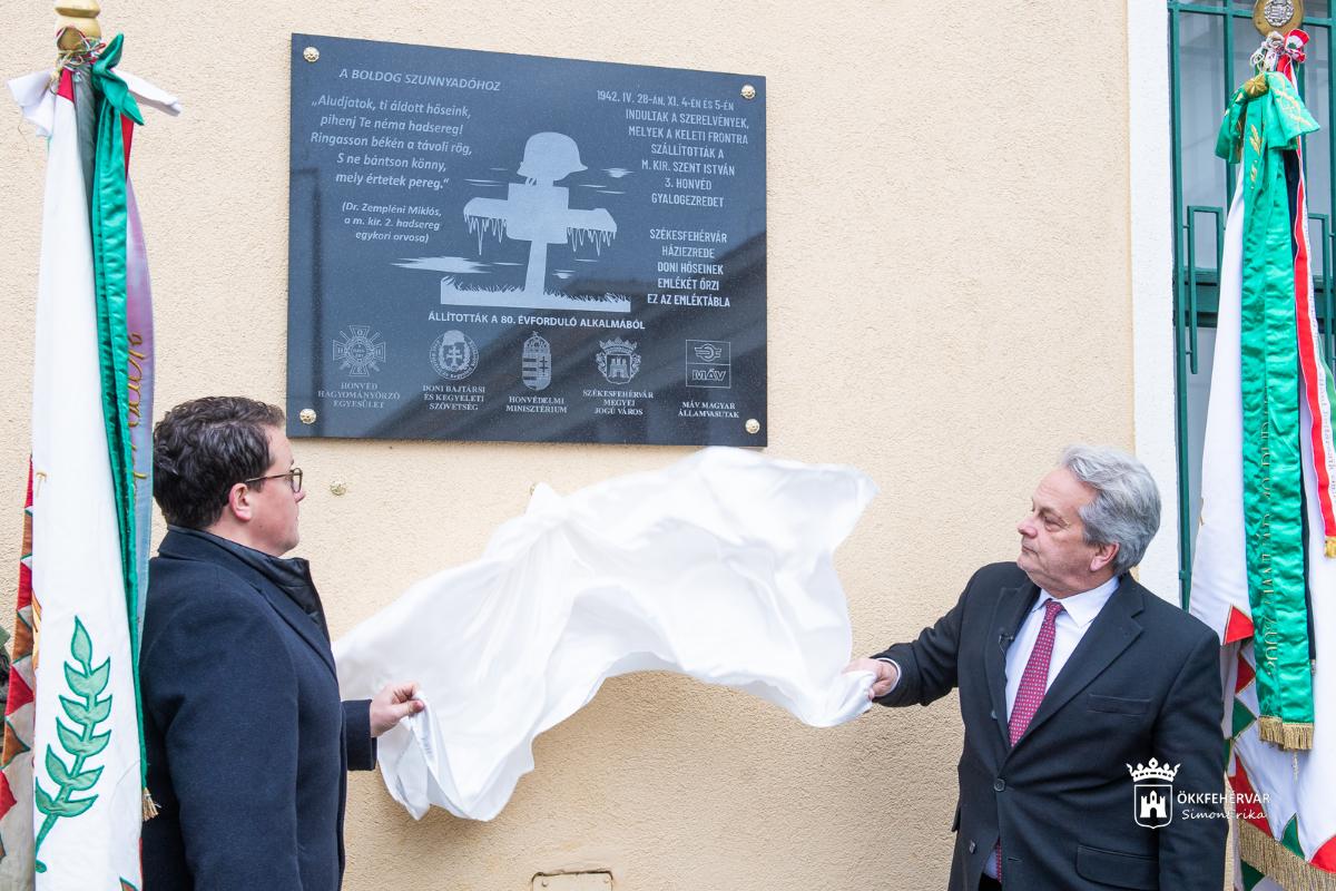 A Vasútállomáson emléktábla őrzi a Don-kanyarba indult katonák emlékét